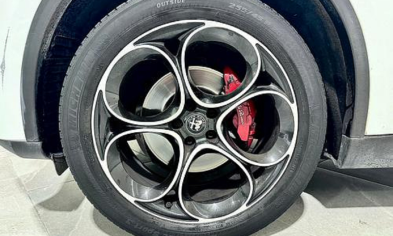 Alfa Romeo Stelvio 2...