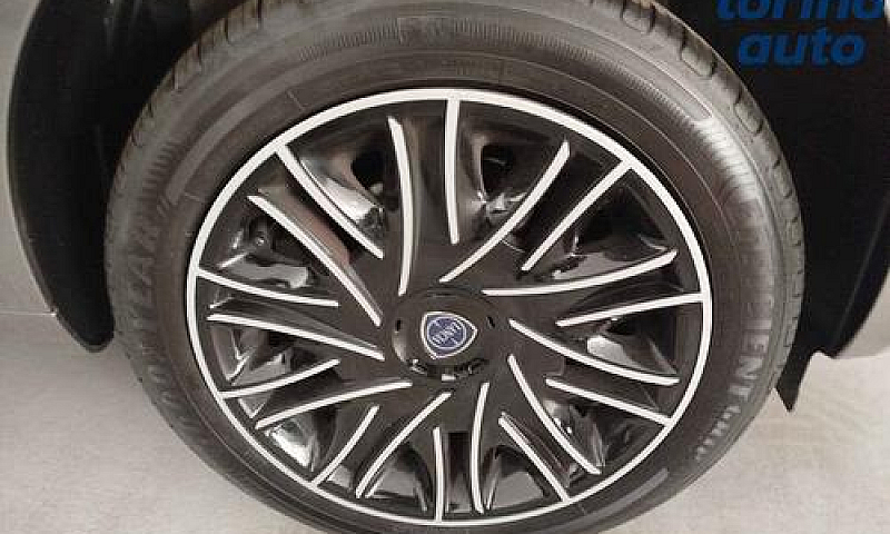Lancia Ypsilon Ibrid...