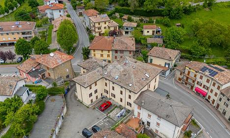 2 Locali A Tizzano V...