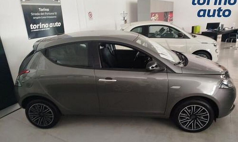 Lancia Ypsilon Ibrid...