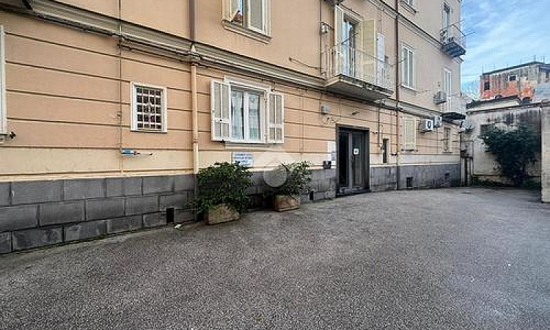 Monolocale A Napoli...