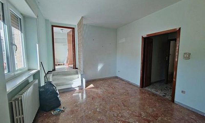 Appartamento Con Amp...
