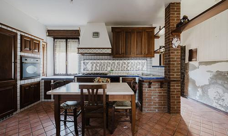 Porzione Di Casa A M...