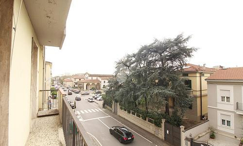 4 Locali A Prato...
