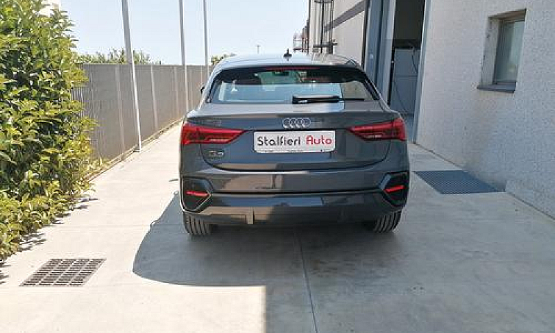 Q 3 Sportback S.tron...