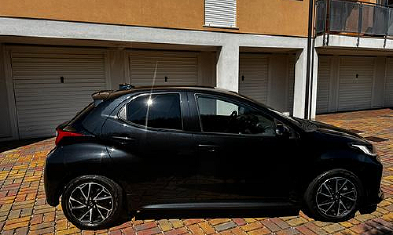 Toyota Yaris Hybrid ...