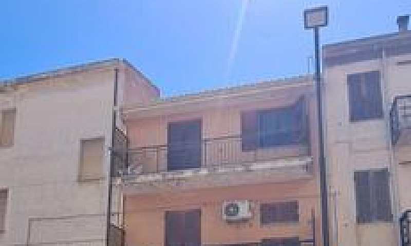 Casa Con Garage Su 3...
