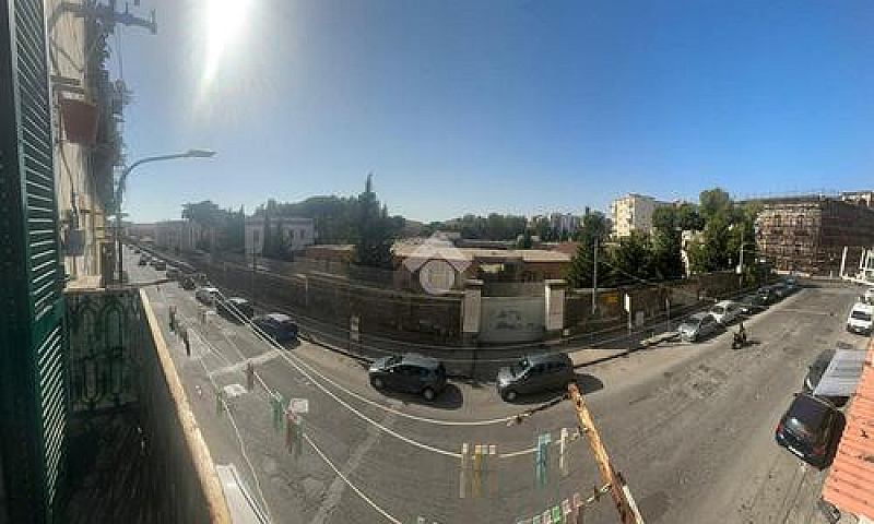3 Locali A Portici...