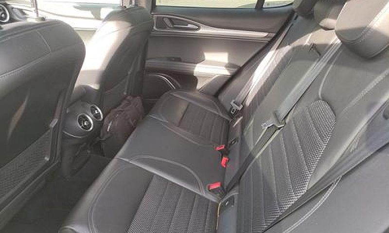 Alfa Romeo Stelvio 2...