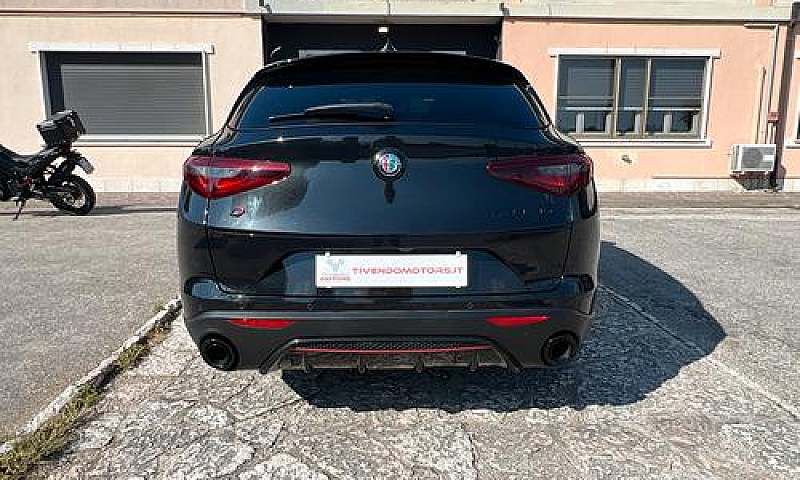 Alfa Romeo Stelvio 2...