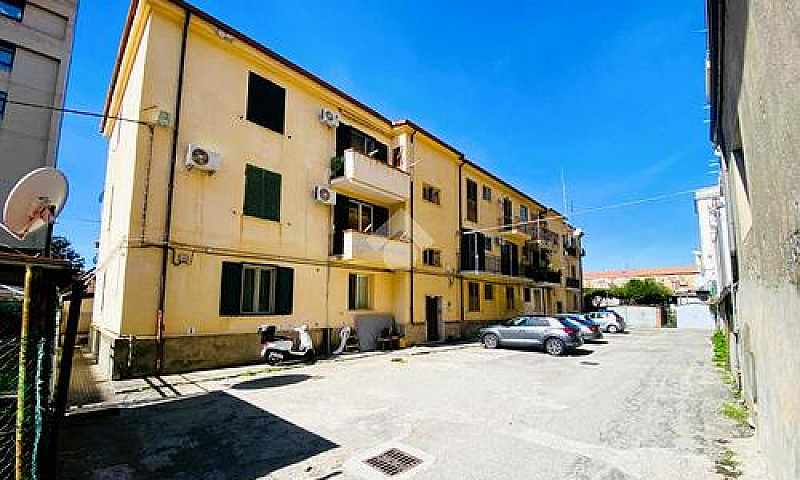 3 Locali A Paola...