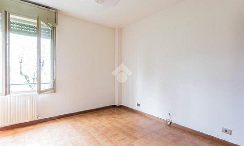 3 Locali A Correggio...