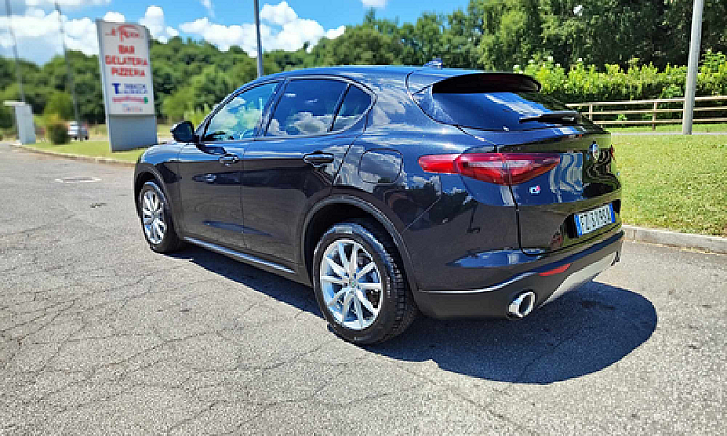 Alfa Romeo Stelvio 2...
