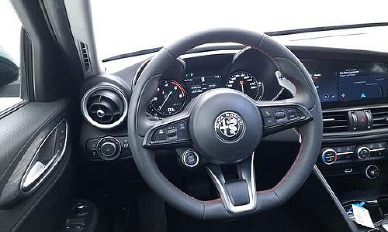 Alfa Romeo Giulia Bu...