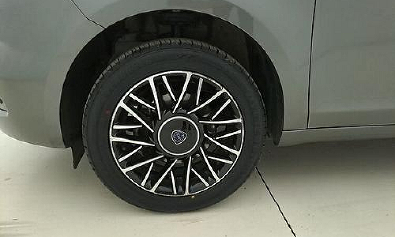 Lancia Ypsilon Hybri...