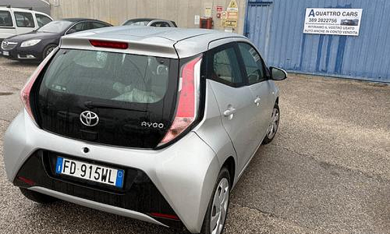 Toyota Yaris 1.0 5 P...