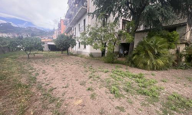 Casa Con Ampio Giard...