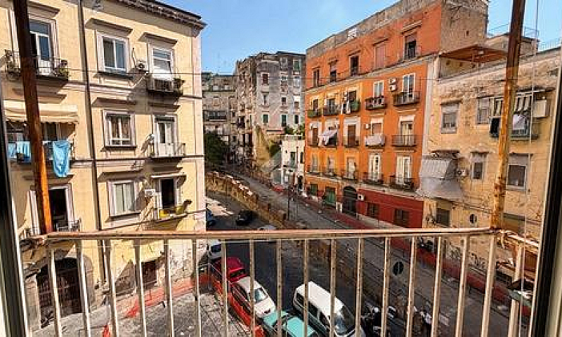4 Locali A Napoli...