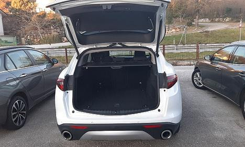 Alfa Romeo Stelvio 2...