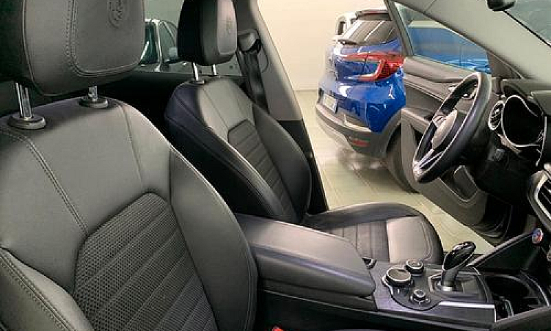 Alfa Romeo Stelvio 2...