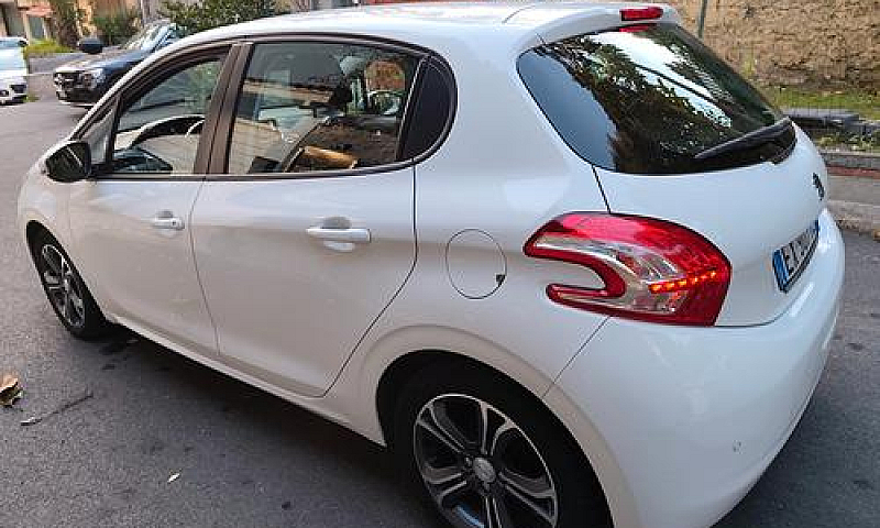 Peugeot 208 1.2 Benz...
