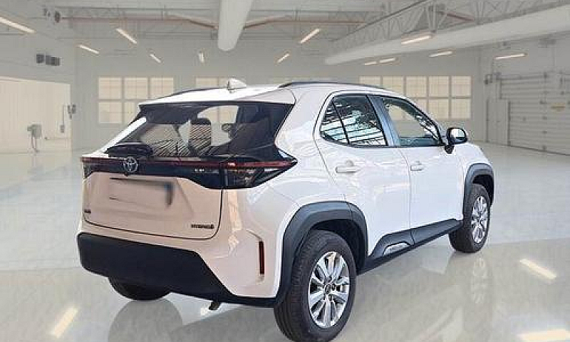 Toyota Yaris Cross E...