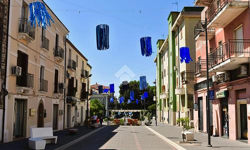 3 Locali A Paola...