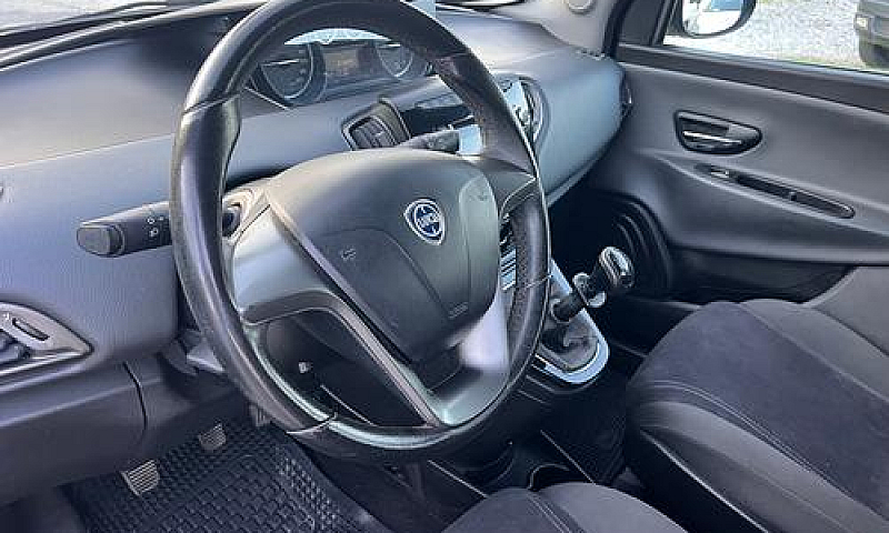 Lancia Ypsilon 1.2 6...