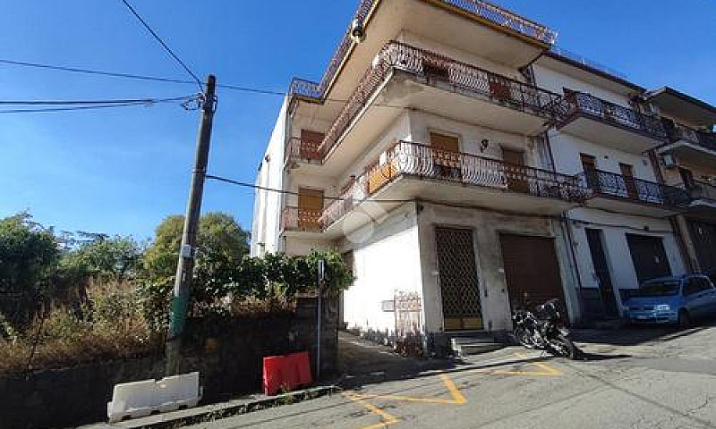 4 Locali A Zafferana...
