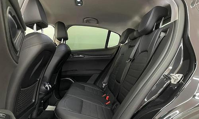 Alfa Romeo Stelvio 2...