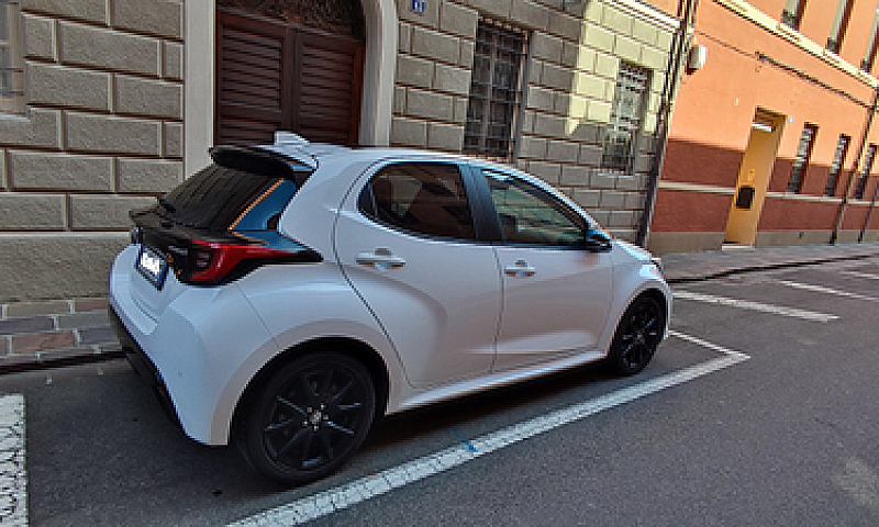 Toyota Yaris Lounge...