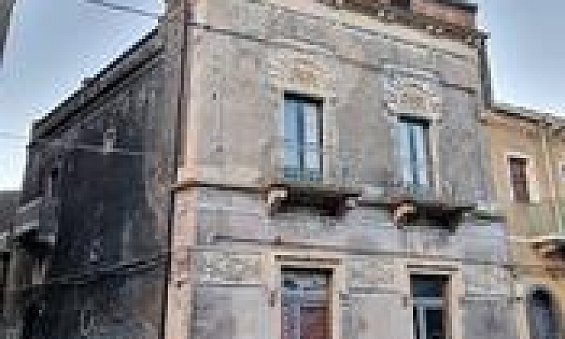 Palazzo Storico A Li...