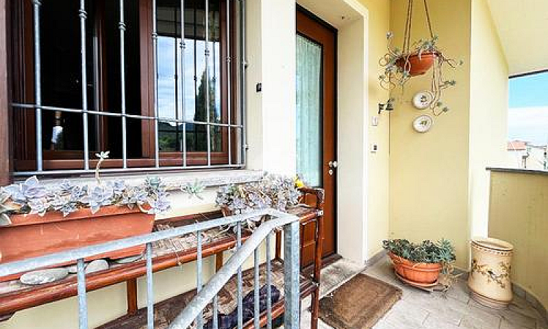 4 Locali A Pescia...