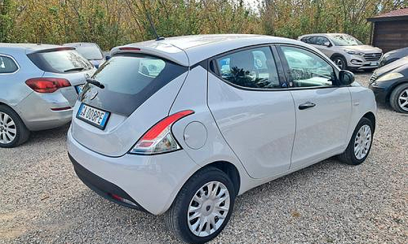 Lancia Ypsilon 1.2 6...