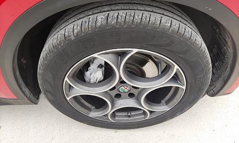 Alfa Romeo Stelvio 2...