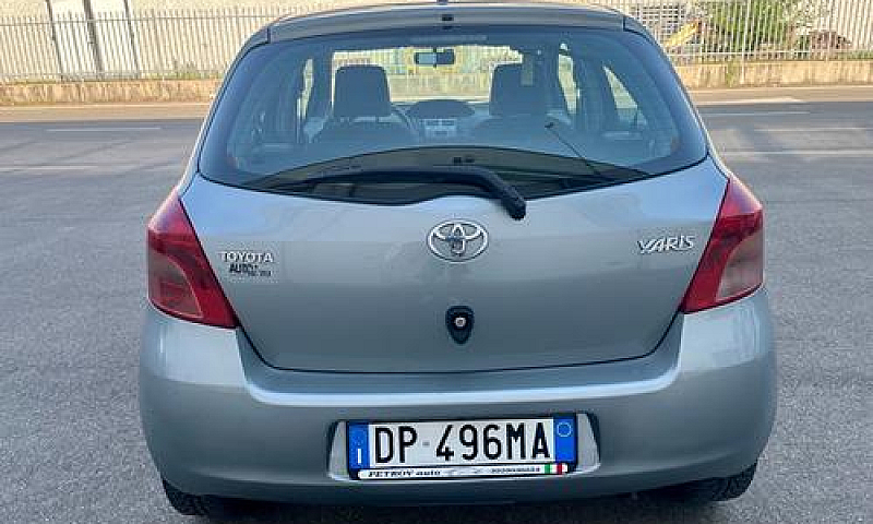 Toyota Yaris 1.3Benz...