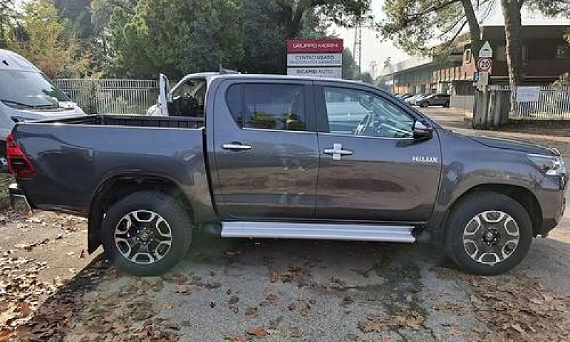Toyota Hilux 2.4 D-4...