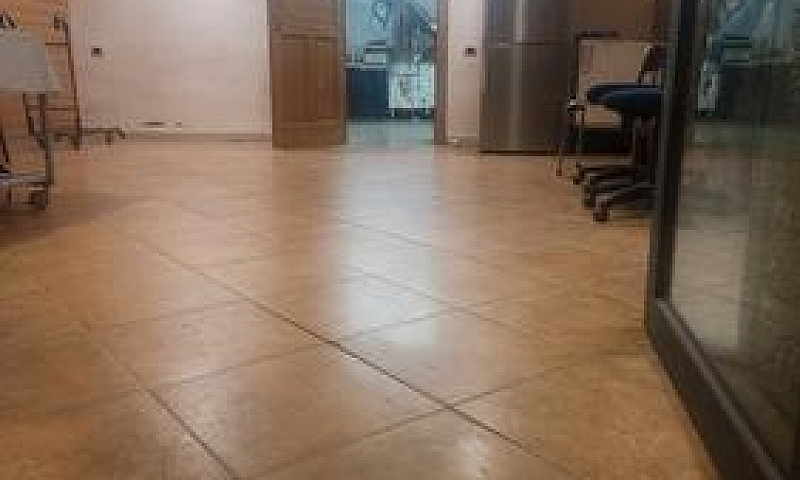 Locale A Piano Strad...