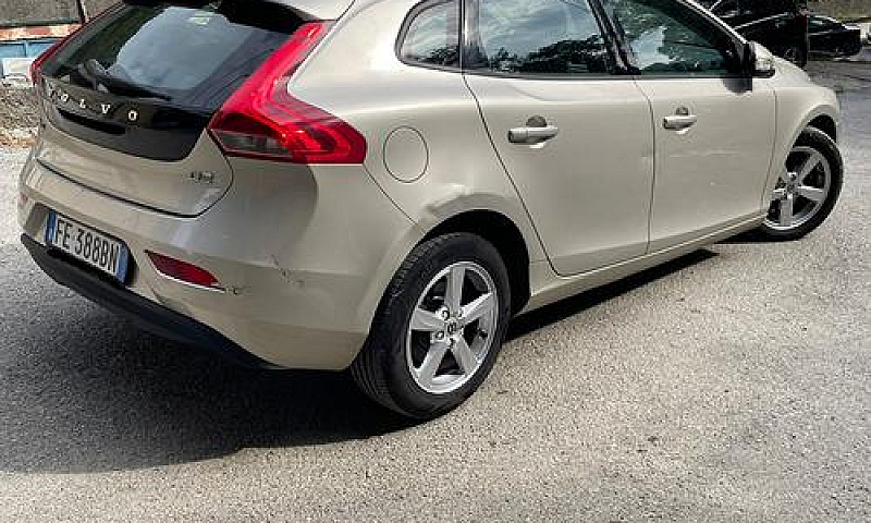 Volvo V40 D3 Momentu...
