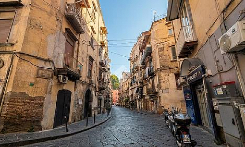 4 Locali A Napoli...