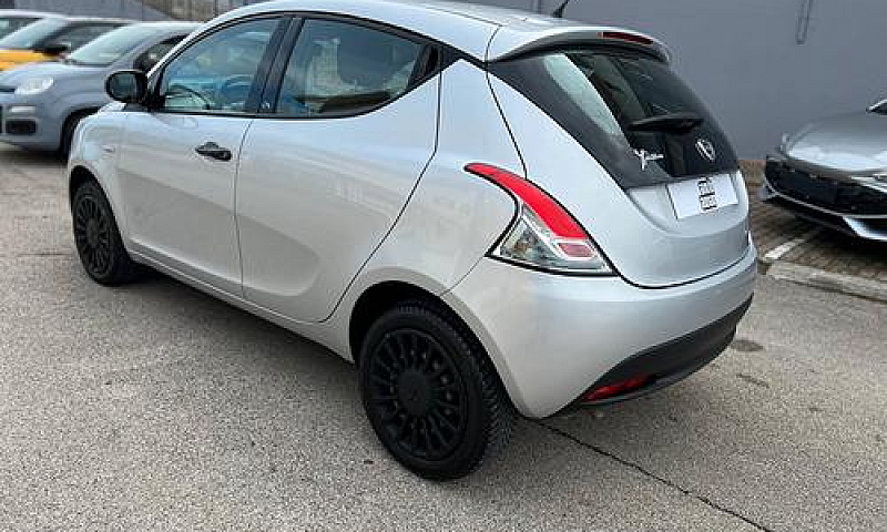 Lancia Ypsilon 1.2 6...