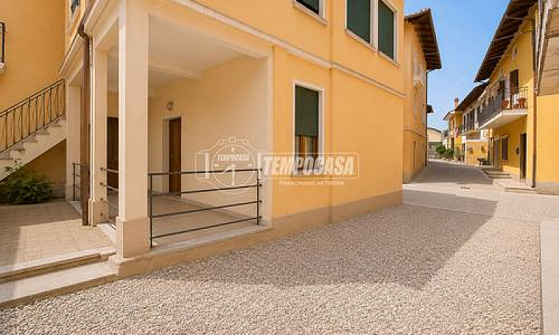 Casa Di Corte Con Po...