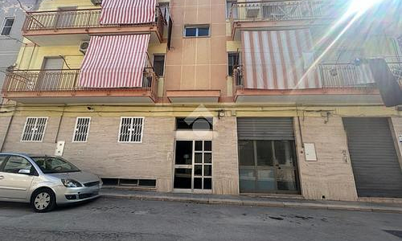 3 Locali A Barletta...