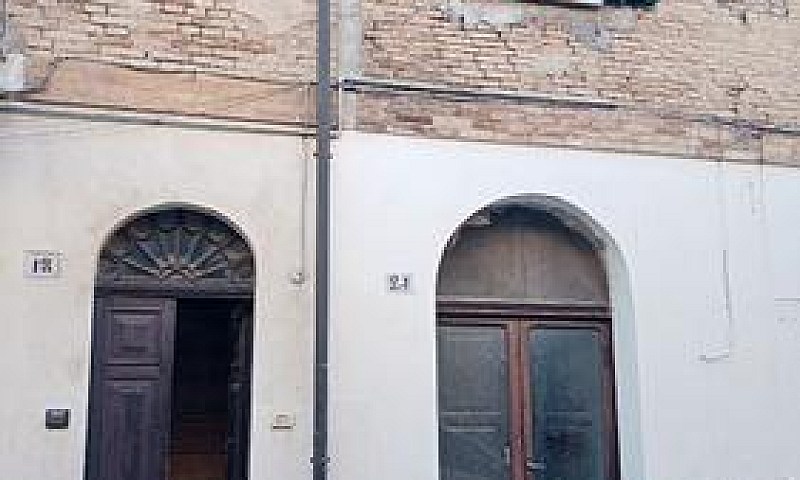 1 Piano Con Balcone...