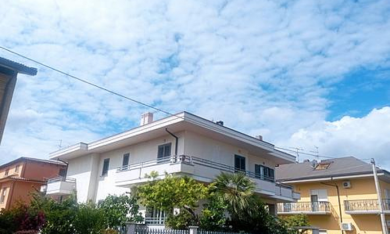 Villa Con Due Appart...