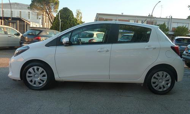 Toyota Yaris 1.0 5 P...