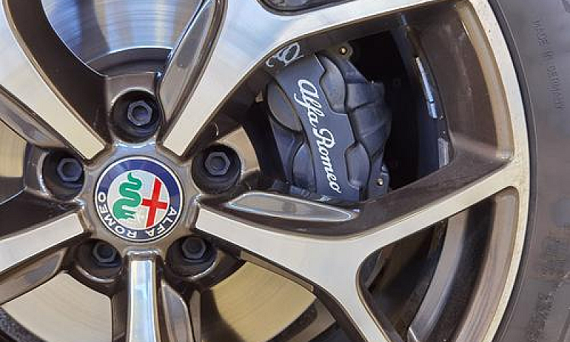 Alfa Romeo Stelvio 2...