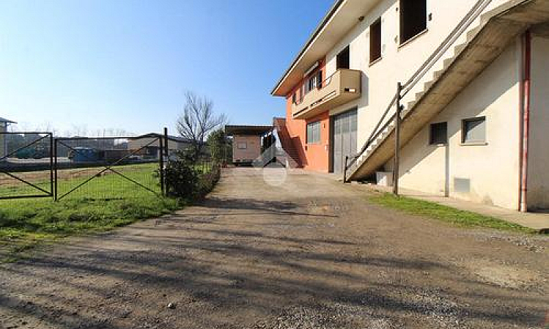3 Locali A Lamporecc...