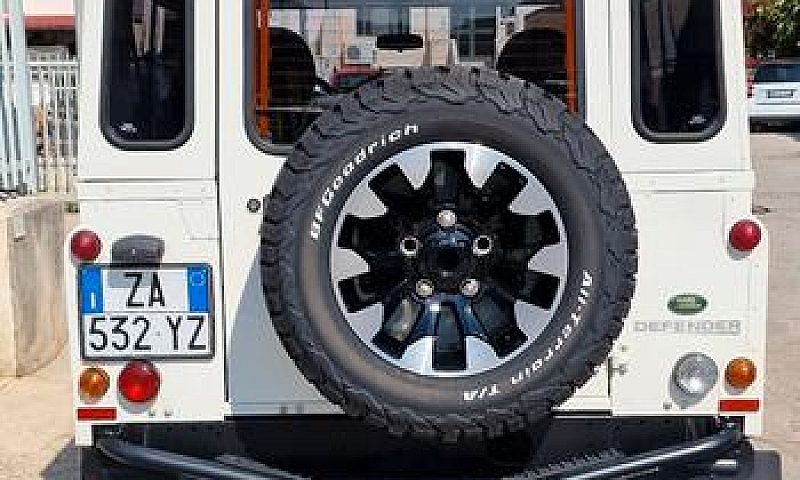 Land Rover Defender ...