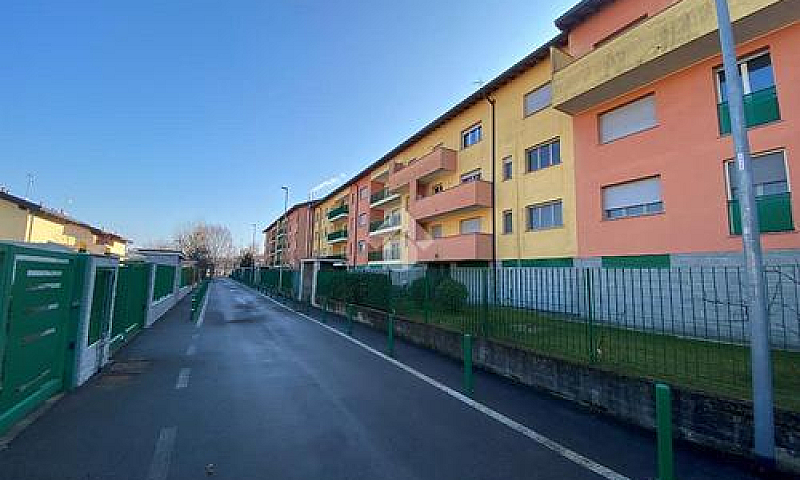 3 Locali A Vercelli...